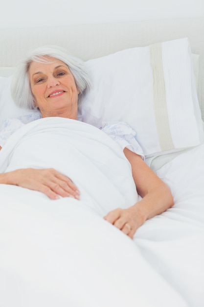 Mujer descansando en la cama