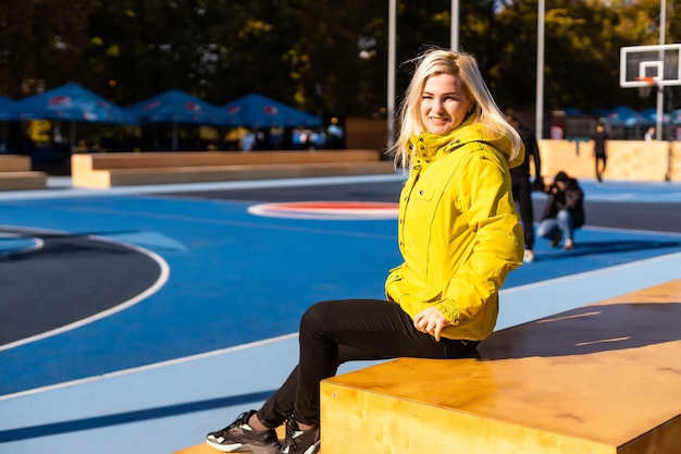 mujer descansando en el campo de deportes