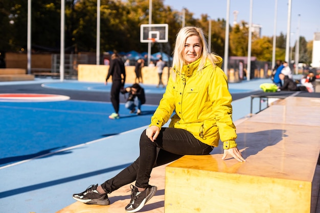 mujer descansando en el campo de deportes