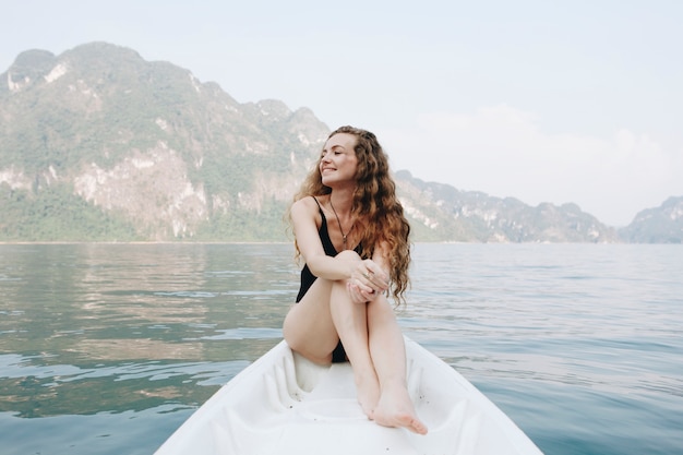 Mujer descansando en una canoa en un lago