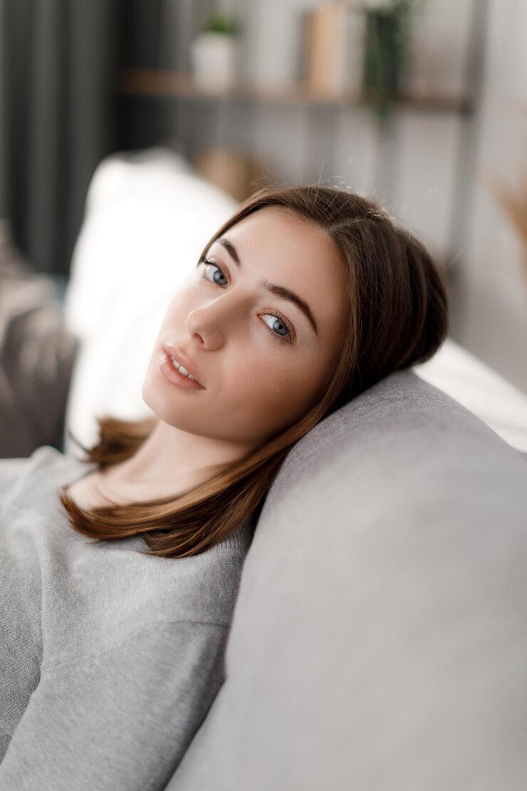 Mujer descansando en casa