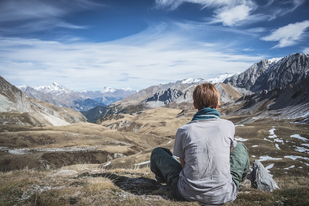 Mujer descansando en la cima de la montaña