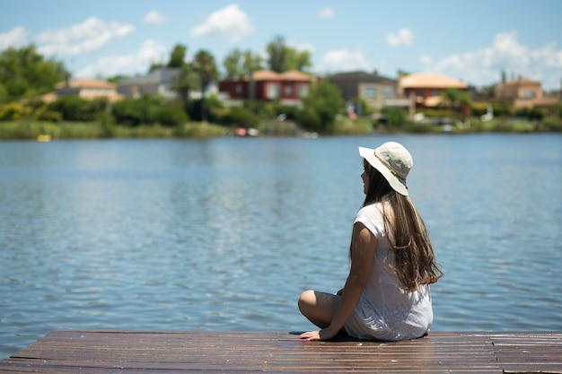 mujer descansando junto al río