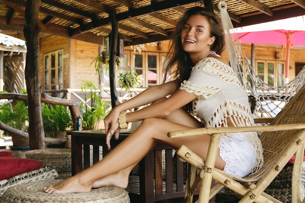 Mujer descansando en el sillón de madera