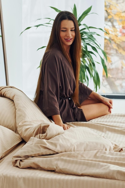 Mujer descansar Interior y diseño de hermoso dormitorio moderno durante el día