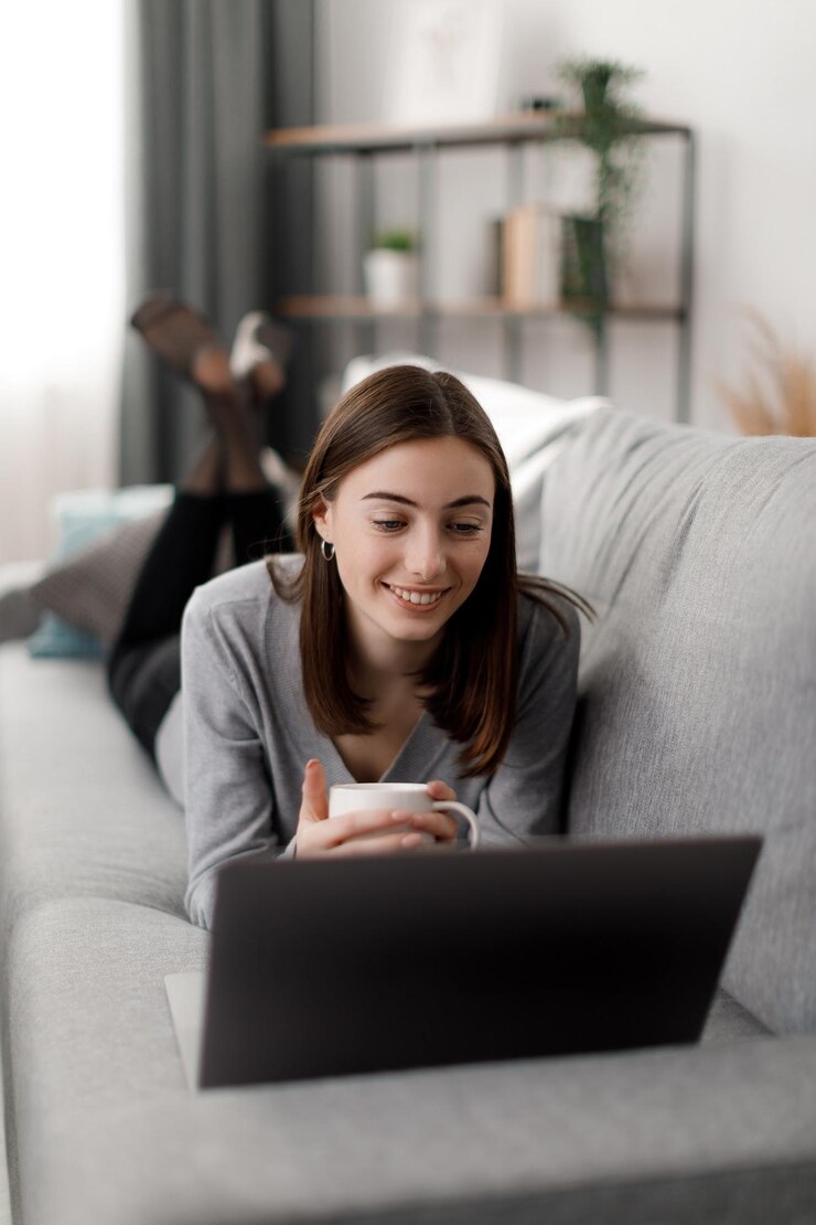 mujer, descansar, en, sofá, con, computador portatil