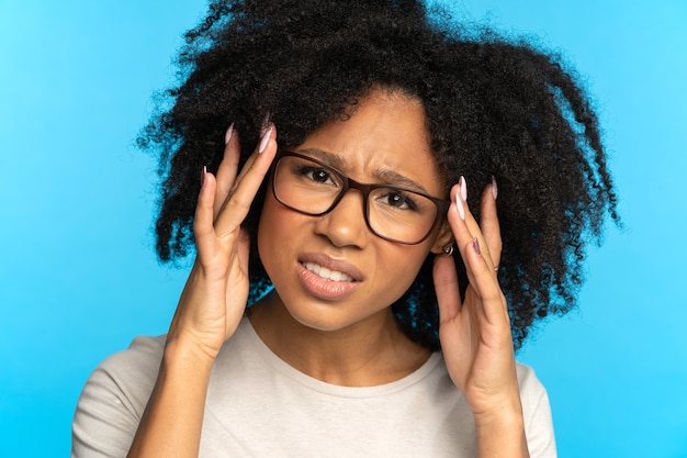 Mujer desconfiada escéptica ajusta gafas