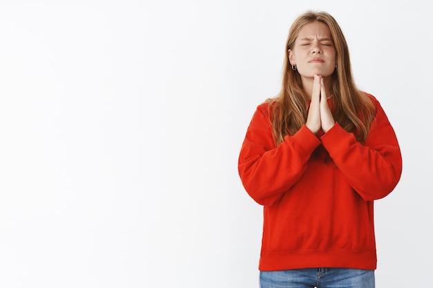 Mujer deseando que el sueño se haga realidad, tomados de la mano en oración concentrándose en las oraciones