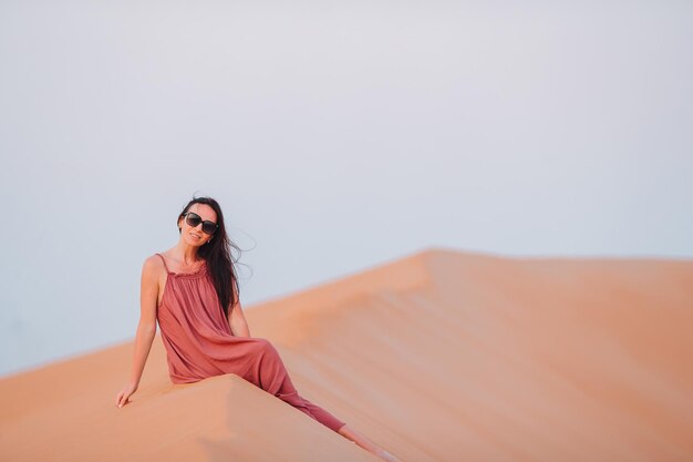 Foto mujer en un desierto