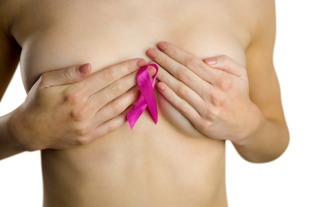 Foto mujer desnuda con cinta de cáncer de mama