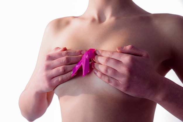 Foto mujer desnuda con cinta de cáncer de mama