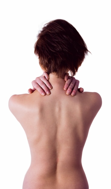 Mujer desnuda con una lesión en el cuello.