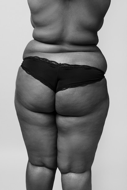 Mujer desnuda posando vista trasera en blanco y negro
