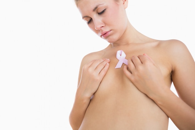 Mujer desnuda que representa la conciencia del cáncer de mama
