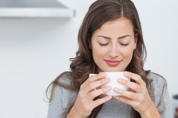 Mujer despierta con los olores de café