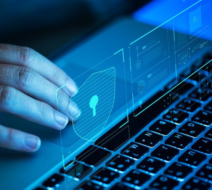 Mujer desplazándose en una computadora portátil