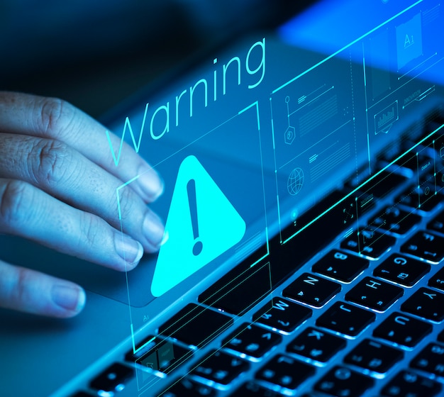 Mujer desplazándose en una computadora portátil