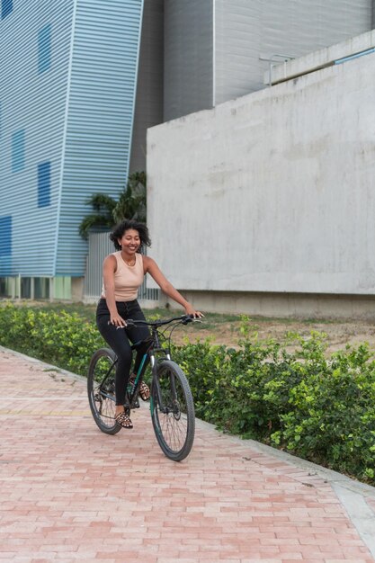 Mujer despreocupada en bicicleta por un sendero pavimentado