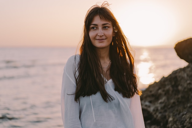 Mujer despreocupada en la playa