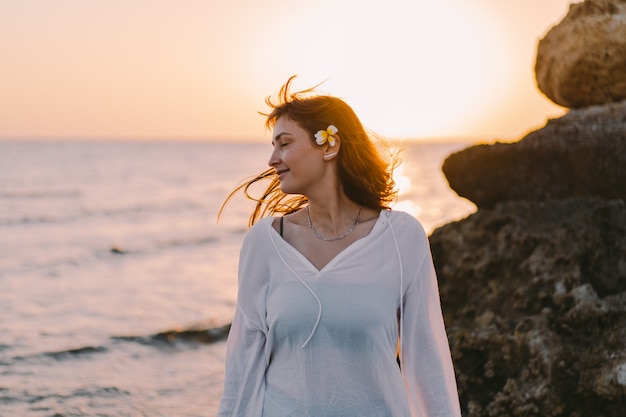 Mujer despreocupada en la playa