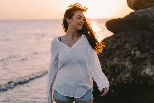 Mujer despreocupada en la playa