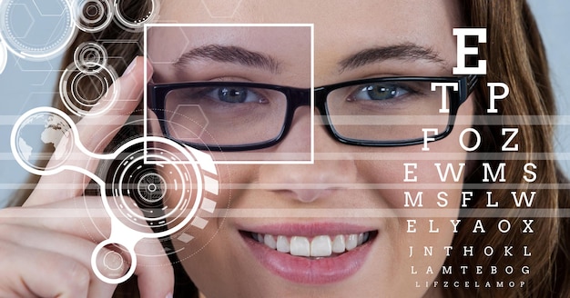 Foto mujer con detalle de cuadro de enfoque ocular sobre anteojos y líneas e interfaz de prueba ocular