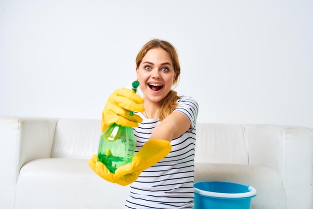 Mujer con detergente en las manos higiene interior de las tareas del hogar