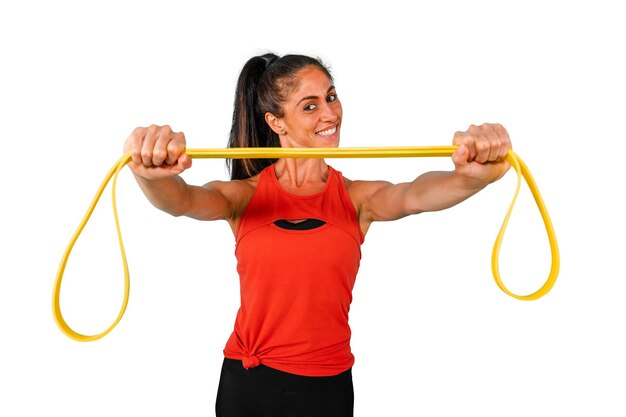 Mujer determinada entrena con elástico para gimnasio