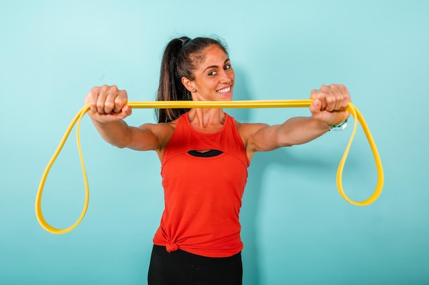 Mujer determinada entrena con elástico para gimnasio