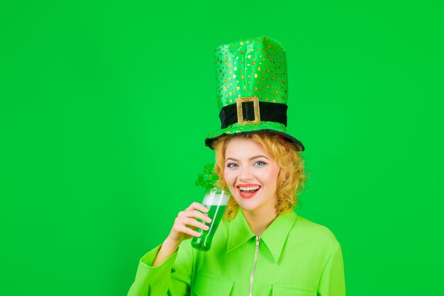 Mujer del día de san patricio con cerveza festival de primavera de la mujer de san patricio hermosa niña en verde