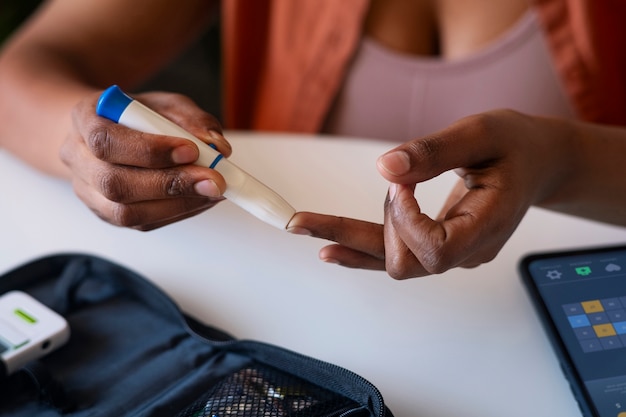 Foto mujer diabética comprobando su glucosa