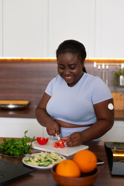 Foto mujer diabética de plano medio cocinando