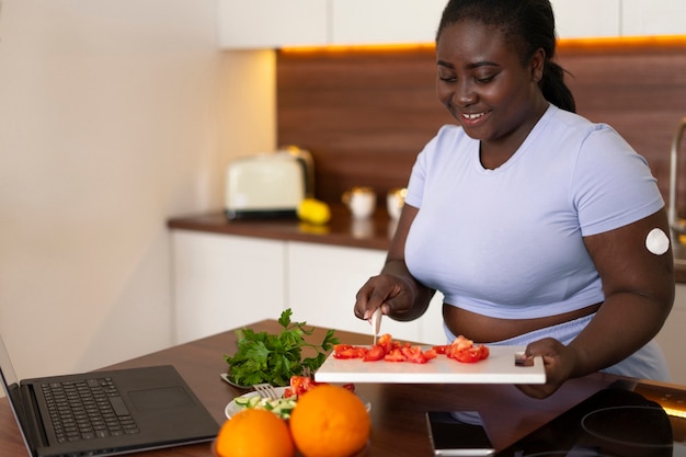 Foto mujer diabética de plano medio cocinando