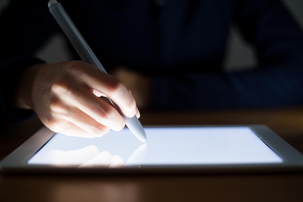 Mujer dibujando en tablet pc