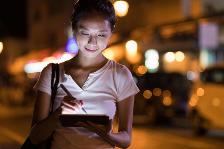 Foto mujer dibujando en una tableta digital