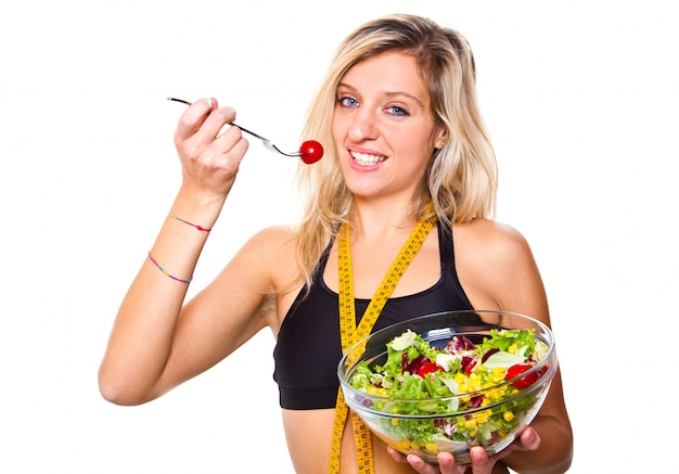 mujer en dieta con ensaladera