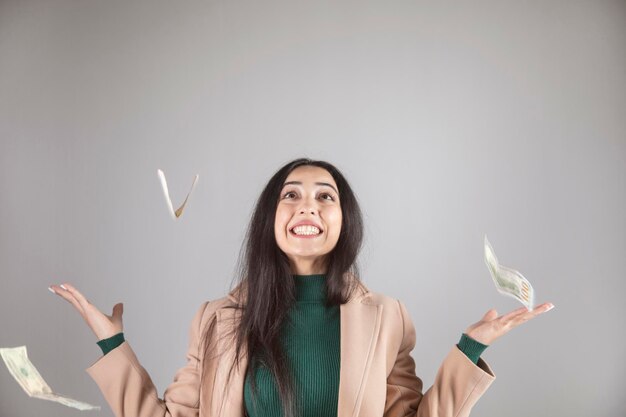 Mujer con dinero en el aire