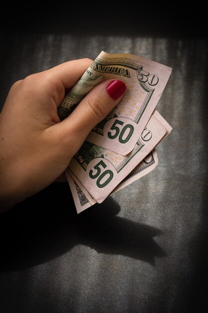 Foto mujer con dinero contando dólares de cerca
