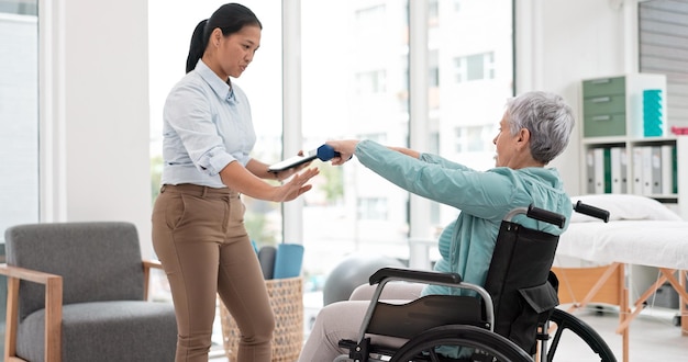 Mujer con discapacidad fisioterapia y ejercicio con pesas para prueba de evaluación de atención médica o lista de control digital de progreso médico Tableta de fisioterapeuta o consulta de paciente mayor en silla de ruedas