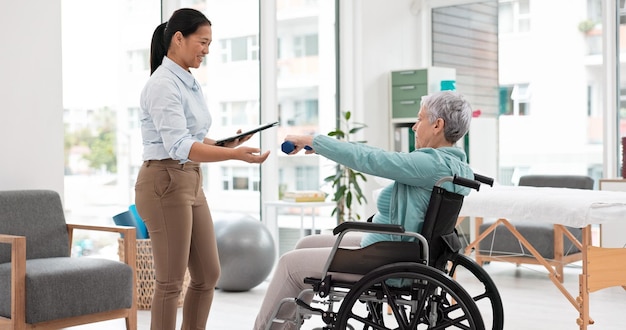 Mujer con discapacidad fisioterapia y ejercicio con pesas para prueba de evaluación de atención médica o lista de control digital de progreso médico Tableta de fisioterapeuta o consulta de paciente mayor en silla de ruedas