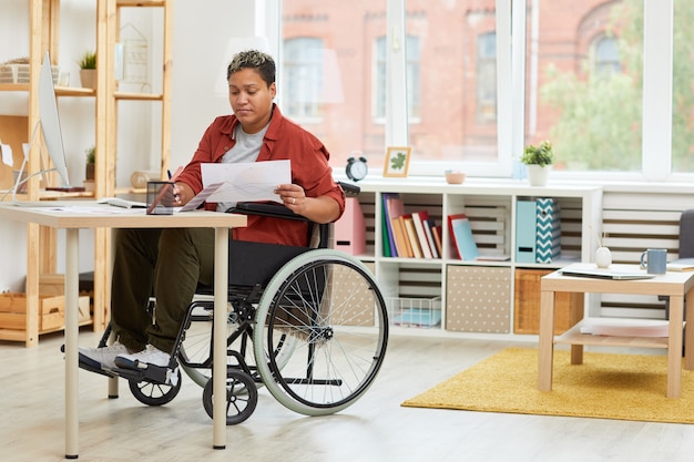 Mujer con discapacidad trabajando en su lugar de trabajo