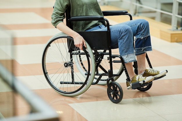 Mujer discapacitada en silla de ruedas