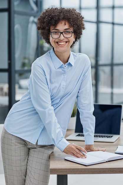 Mujer diseñadora feliz de pie en la oficina