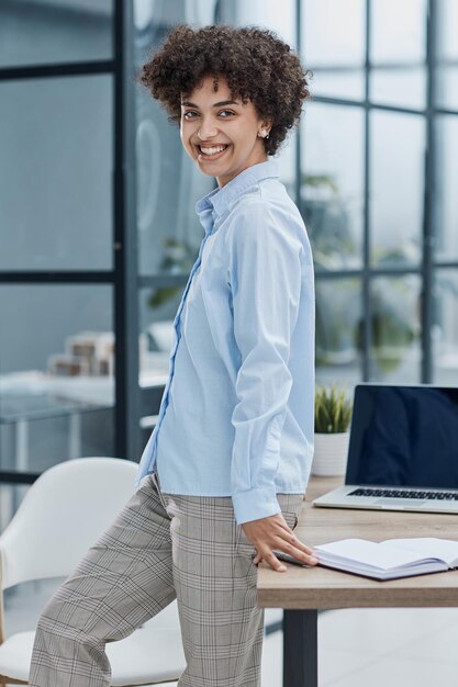 Foto mujer diseñadora feliz de pie en la oficina