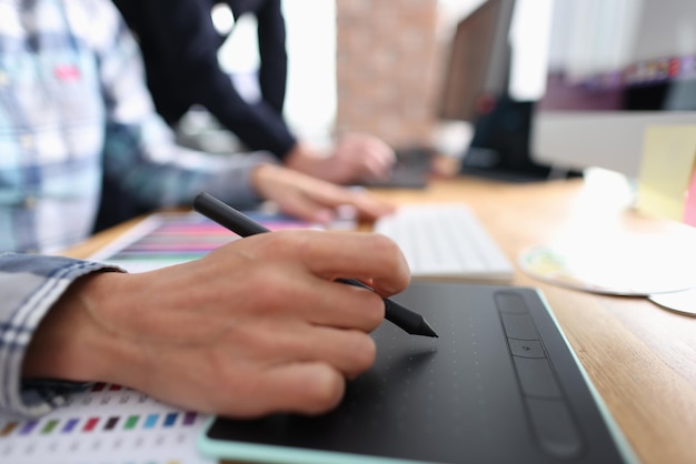 Mujer diseñadora gráfica tableta gráfica en la mesa procesamiento y creación de contenido creativo