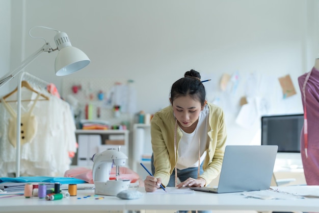 Mujer diseñadora de moda Feliz de diseñar ropa