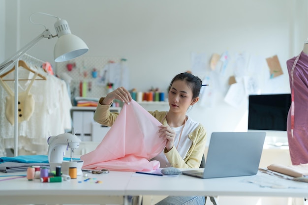 Mujer diseñadora de moda Feliz de diseñar ropa