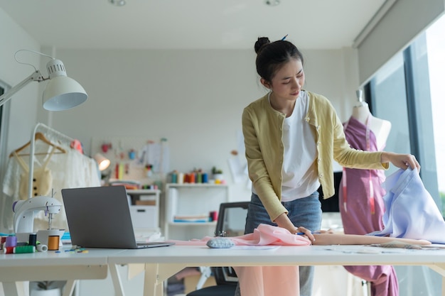 Mujer diseñadora de moda Feliz de diseñar ropa