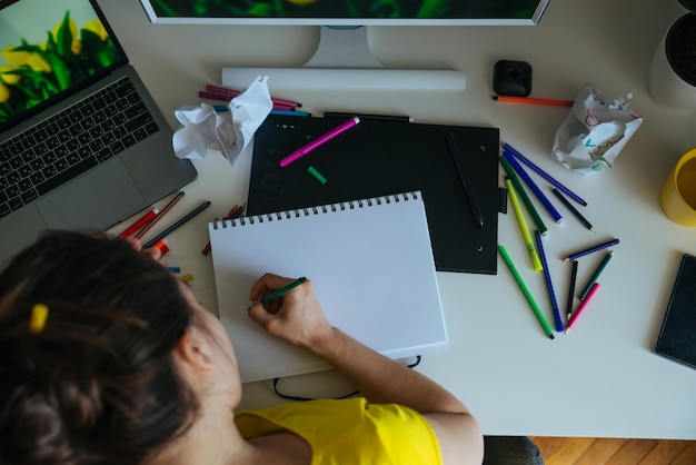 Mujer diseñadora tiene crisis buscando ideas en el lugar de trabajo