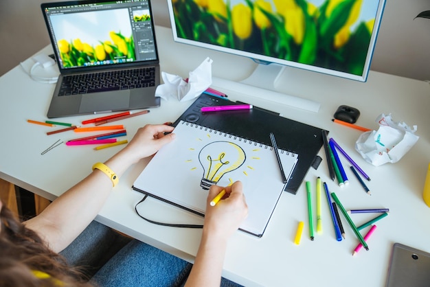 Foto mujer diseñadora trabajando en casa ideas para el lugar de trabajo